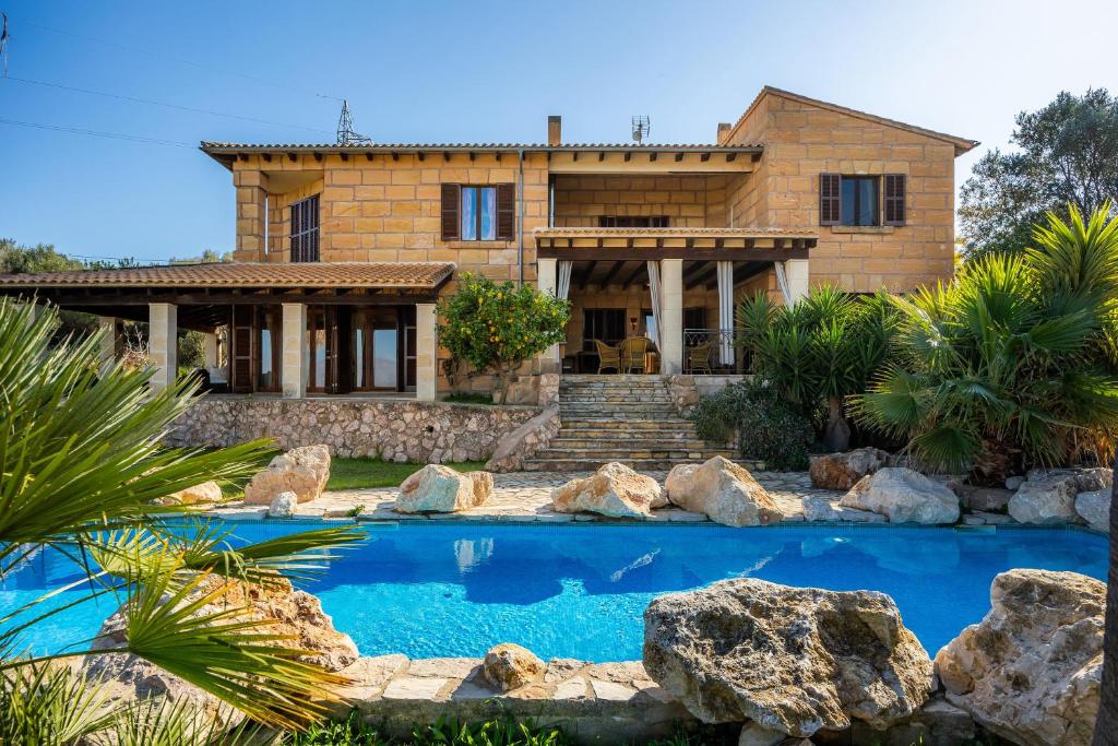 une maison avec une piscine en face d'une maison dans l'établissement Can Bregat, à Alcúdia