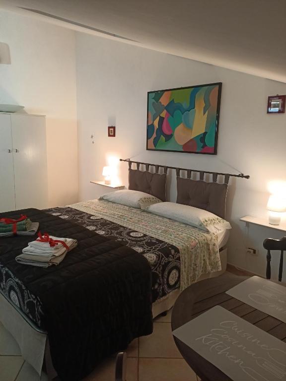 sypialnia z 2 łóżkami i obrazem na ścianie w obiekcie B&B Brunamonti w mieście Arcevia