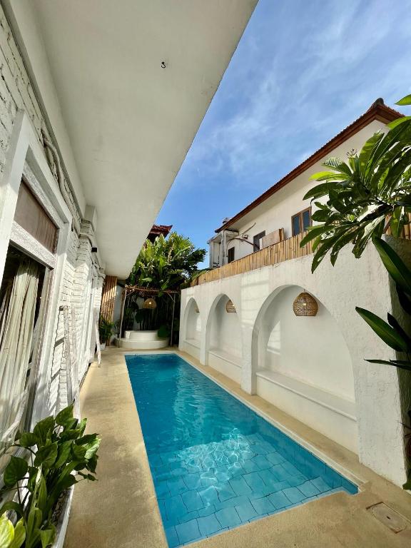 einen Pool im Innenhof eines Hauses in der Unterkunft Villa Cabala Bali in Canggu