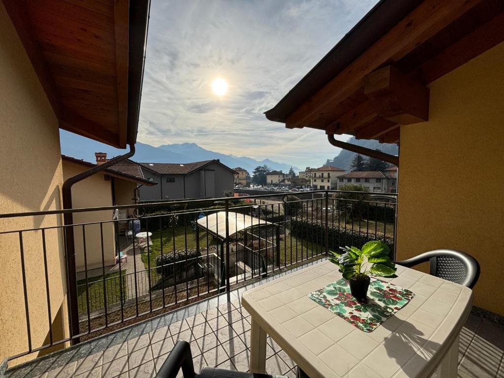 balkon ze stołem i rośliną w obiekcie Apartment with balcony and garage Dongo - Larihome A48 w mieście Dongo