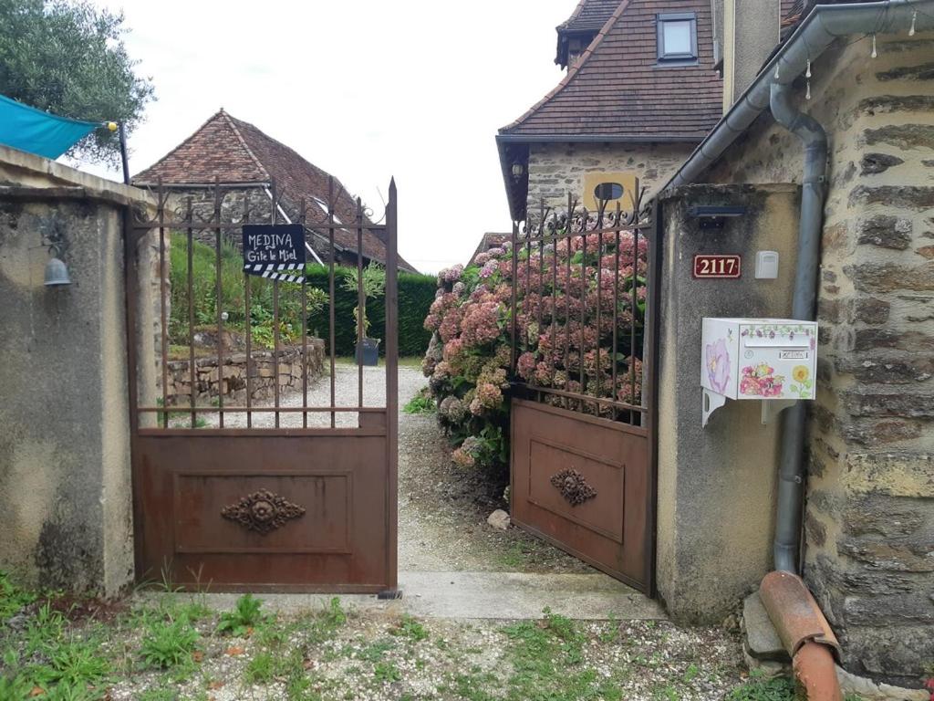 - deux entrées pour une maison fleurie dans l'établissement Le gîte LE MIEL du Périgord vert, à Dussac