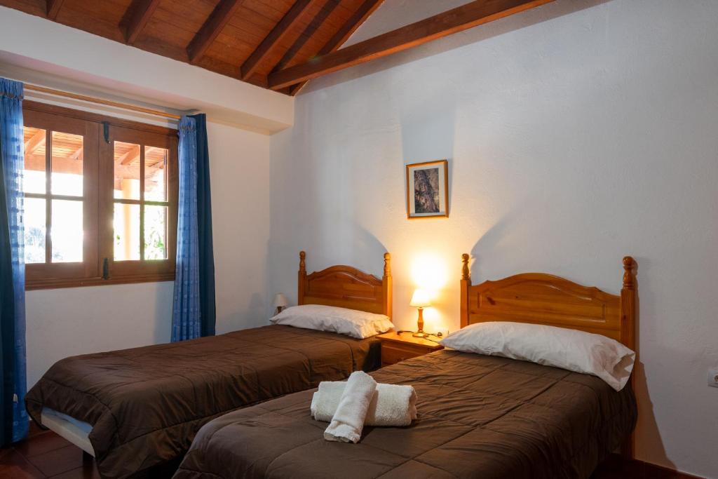 twee bedden in een kamer met een raam bij Casa Rural Las Nuevitas I in Hermigua