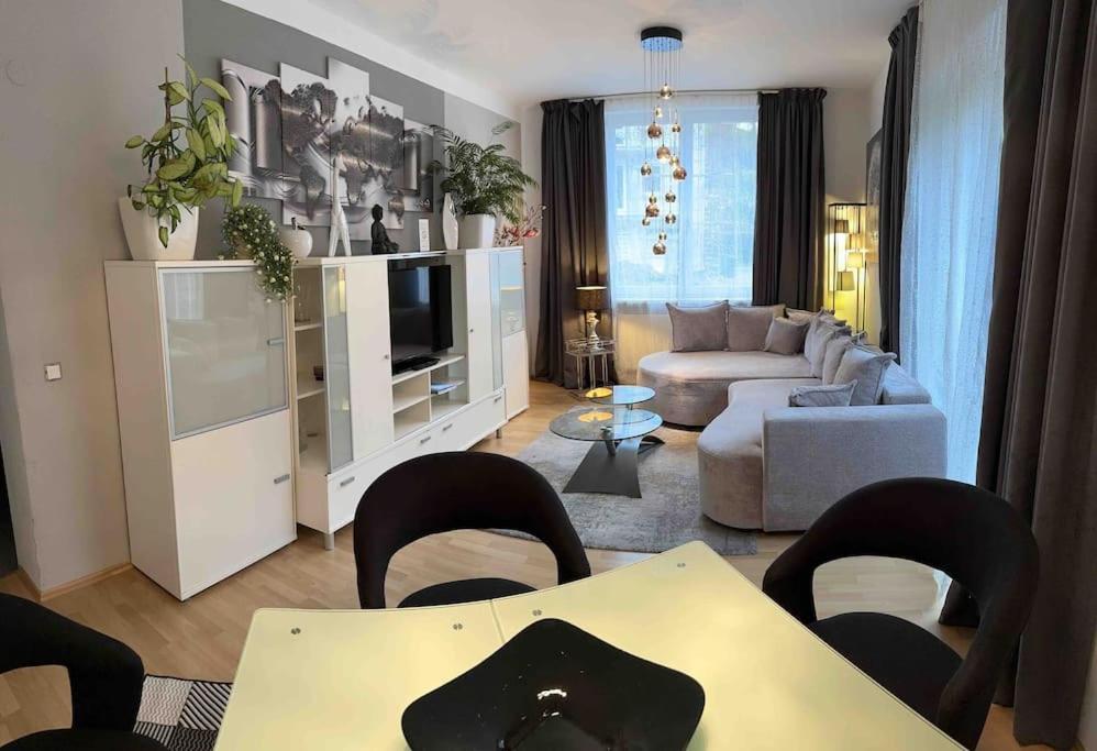 ein Wohnzimmer mit einem Sofa, einem Tisch und Stühlen in der Unterkunft Haus Schmidhuber Wohnung 1 in Grossgmain