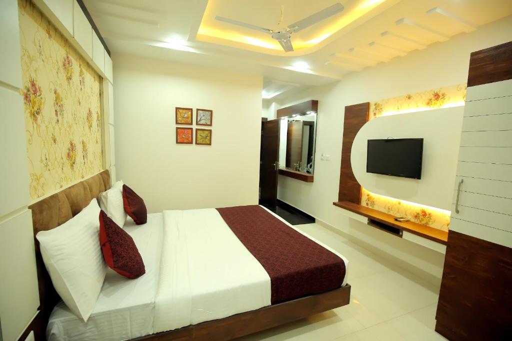 a hotel room with a bed and a tv at Hotel Jatashankar Palace in Chhatarpur