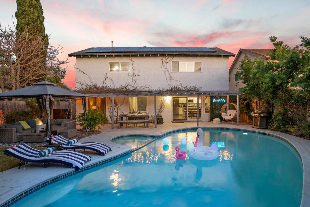 una piscina frente a una casa en Traveler's Dream SD Pool Home Game Room, en San Diego