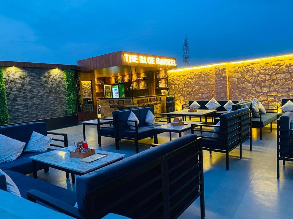 restauracja z kanapami i stołami oraz bar w obiekcie Bachan Niwas Hotel w mieście Dźodhpur