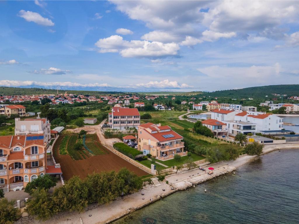 eine Luftansicht einer Stadt neben dem Wasser in der Unterkunft VILLA Karolina by the sea in Sukošan