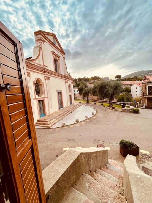 une porte ouverte d'un bâtiment avec une cour dans l'établissement Charmant petit appartement place de l eglise, à Piana
