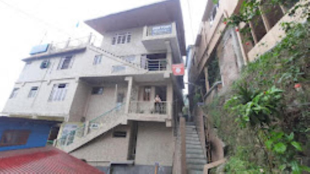 een gebouw met een trap naar een balkon bij View Point Residency , Darjeeling in Darjeeling