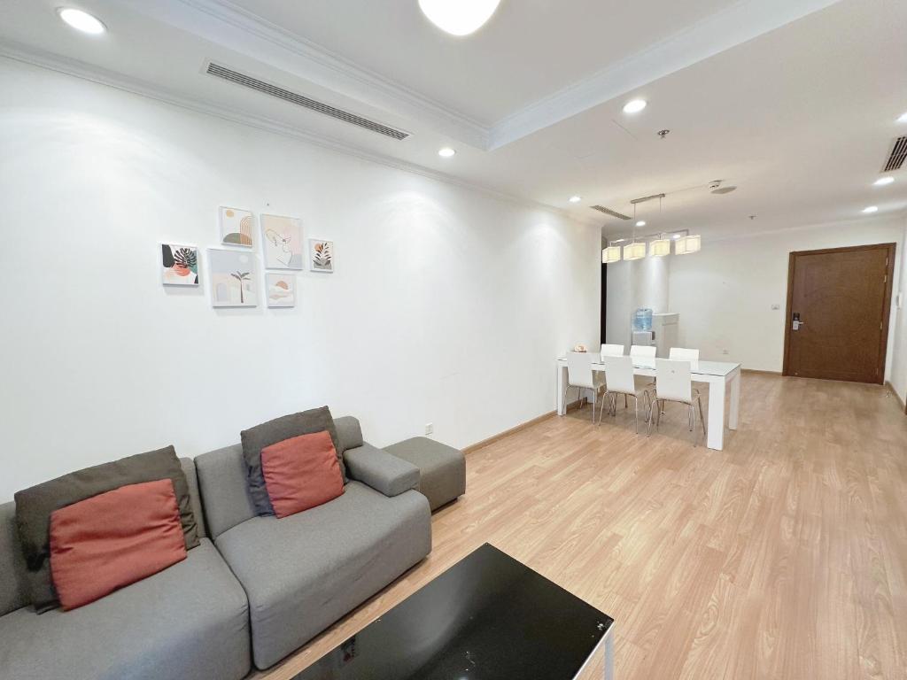- un salon avec un canapé et une table dans l'établissement Vinhomes Times City 3BR, à Hanoï