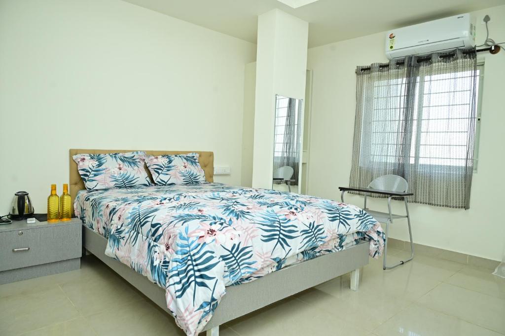1 dormitorio con 1 cama con edredón azul y blanco en Rent on comfort Vijaynagar en Mysore