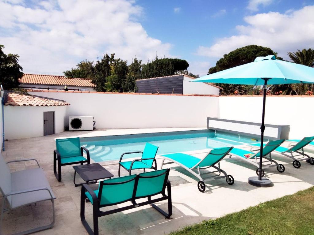 Πισίνα στο ή κοντά στο Pretty house with heated pool, close to the ocean
