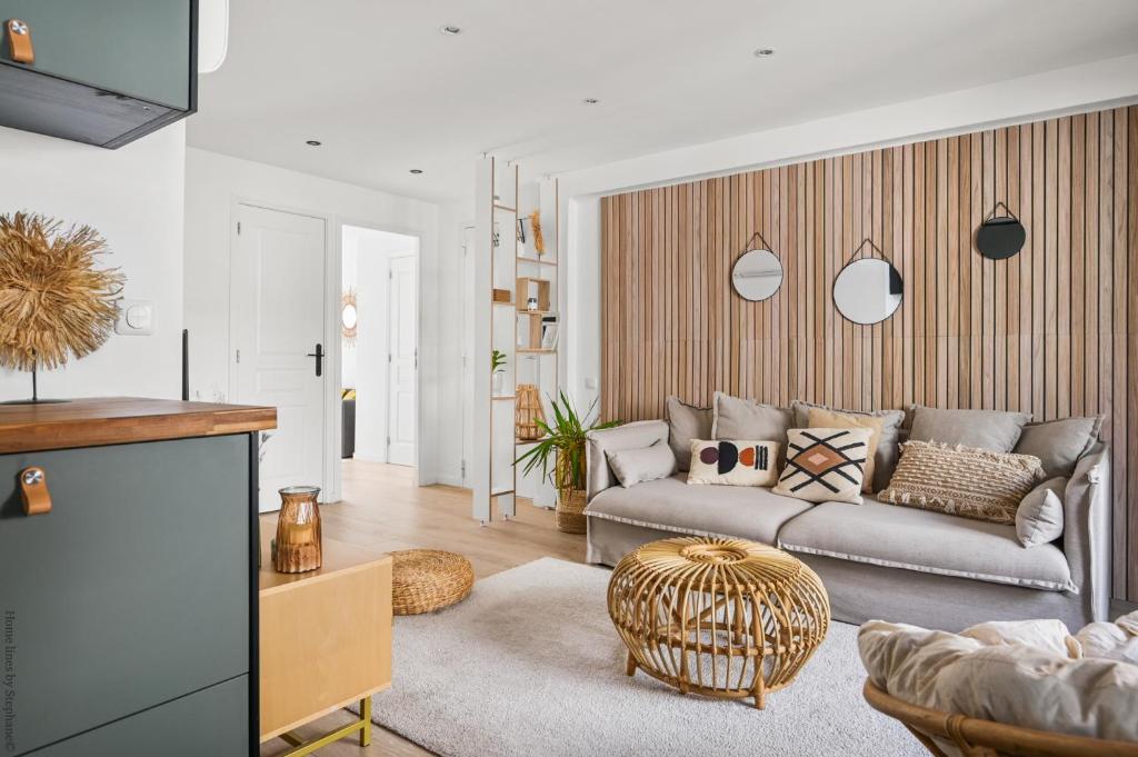 un salon avec un canapé et une table dans l'établissement T3, Balcons, cœur de Marseille, à Marseille