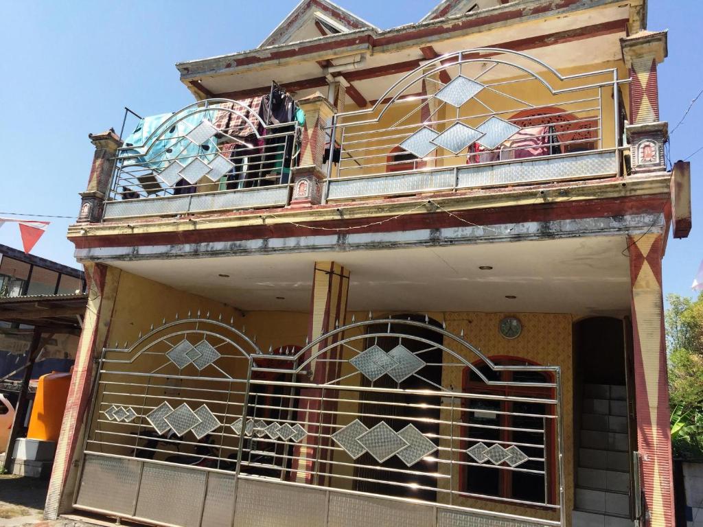 a building with a balcony with a horse on it at SPOT ON 93670 Homestay Vicky 2 Syariah in Sidoarjo