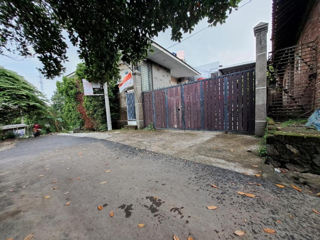 eine Auffahrt vor einem Haus mit einem Zaun in der Unterkunft OYO LIFE 93634 Penginapan D'palinggihan Syariah in Cirebon