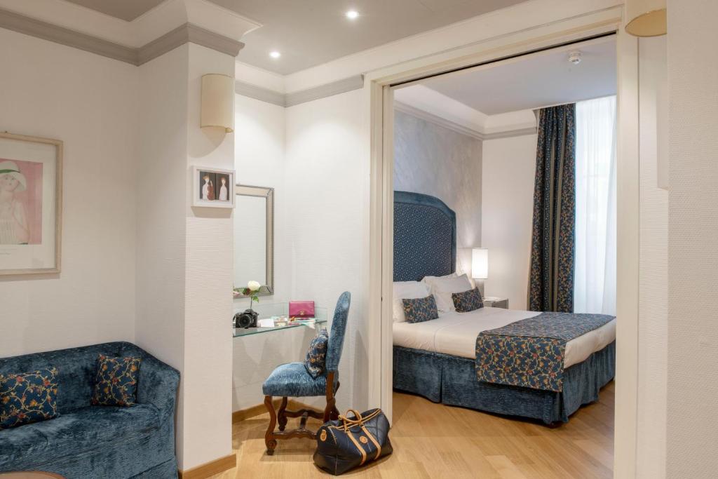 een hotelkamer met een bed en een bank bij Rivoli Boutique Hotel in Florence