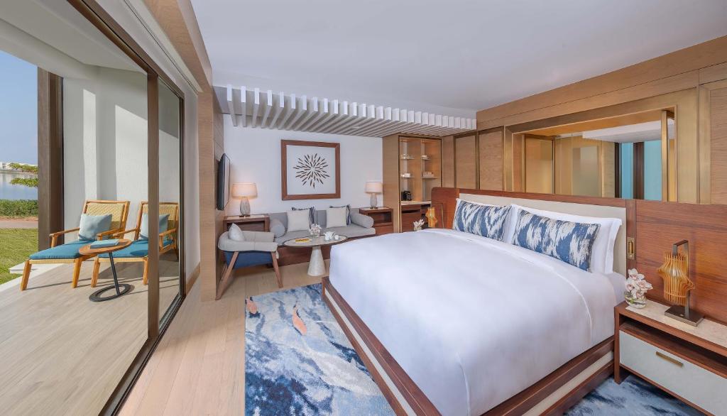 Postel nebo postele na pokoji v ubytování Anantara Mina Ras Al Khaimah Resort