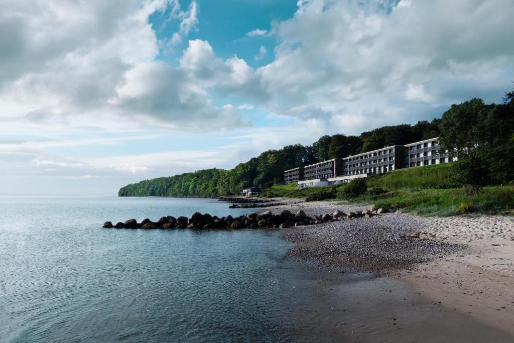 una playa con algunas rocas en el agua en Helnan Marselis Hotel en Aarhus