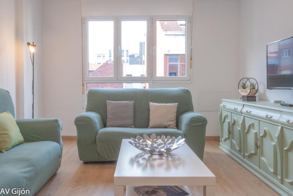 希洪的住宿－AV Gijón Palencia 3，客厅配有沙发和桌子