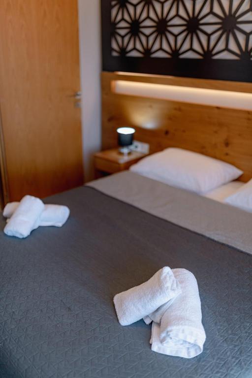 Postel nebo postele na pokoji v ubytování Zama Suites
