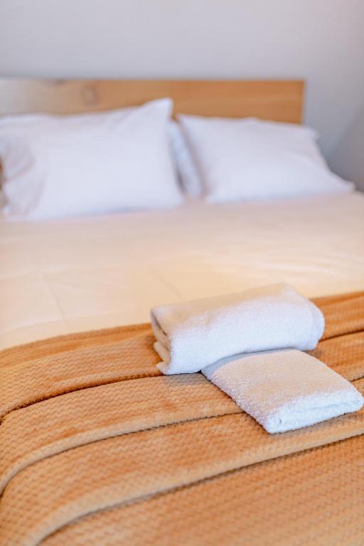 Postel nebo postele na pokoji v ubytování Zama Suites