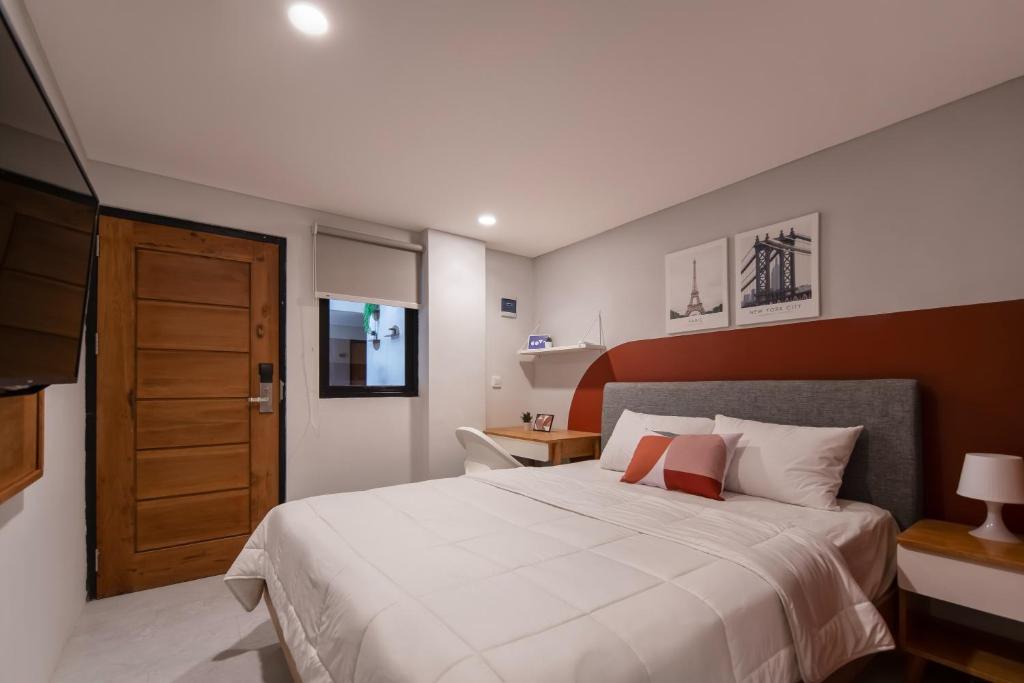 Tempat tidur dalam kamar di Cove Urbanier