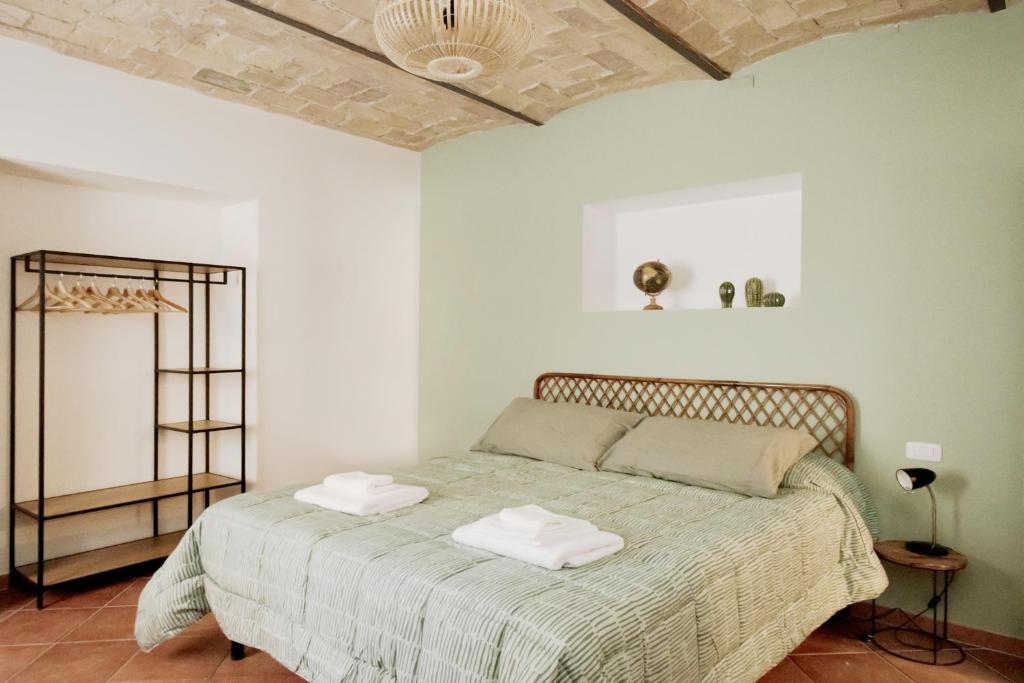 a bedroom with a bed with two towels on it at Casita del Barrio in Rome