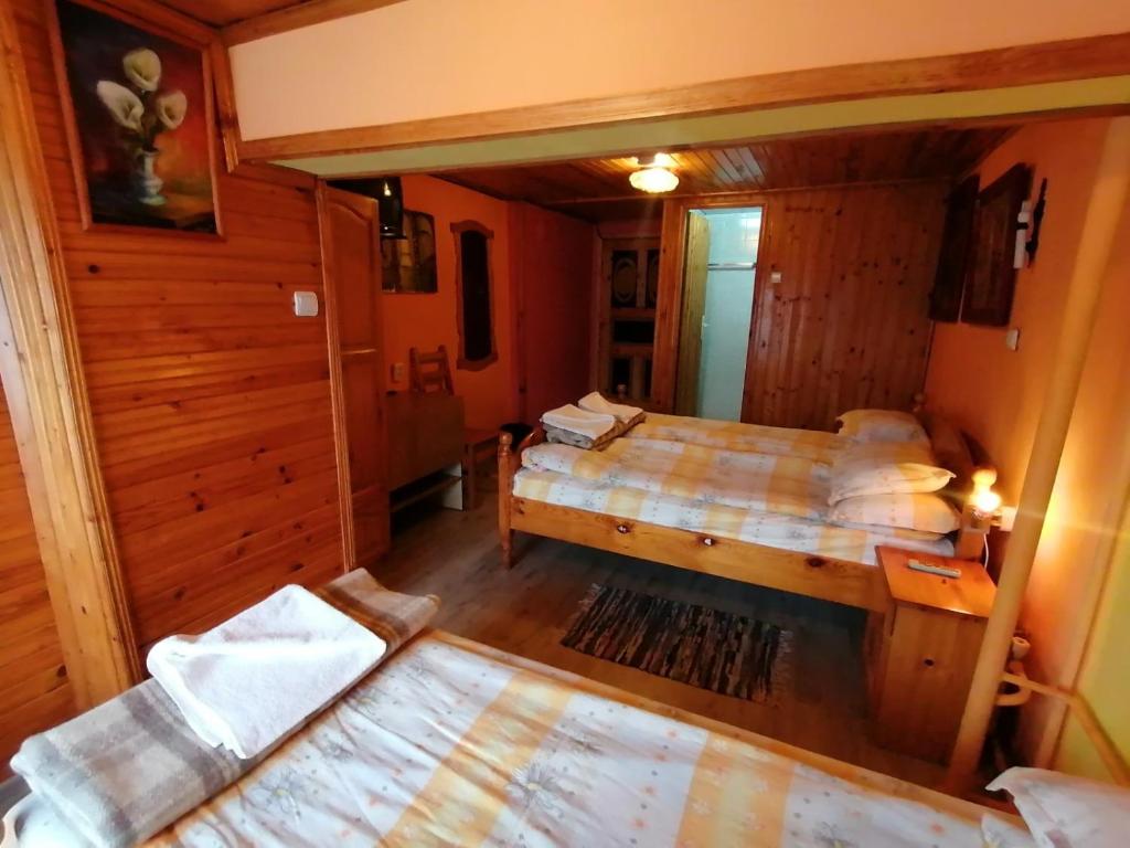 uma vista superior de um quarto com 2 camas em Семеен хотел Калина Family hotel Kalina Говедарци em Govedartsi