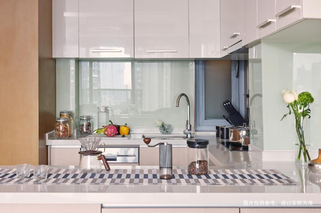 Kuchyň nebo kuchyňský kout v ubytování Savills Residence Daxin Shenzhen Bay