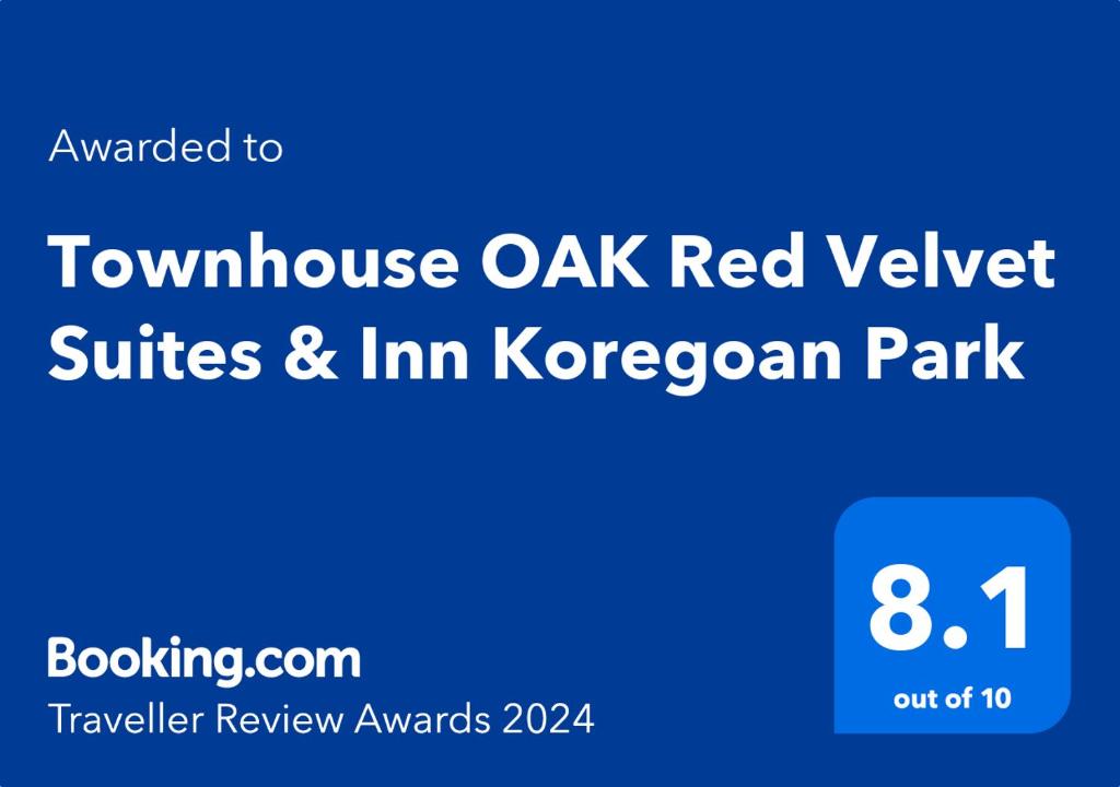 um panfleto para camisas de veludo vermelho carvalho akai e para o Parque coreano em Townhouse OAK Red Velvet Suites & Inn Koregoan Park em Pune