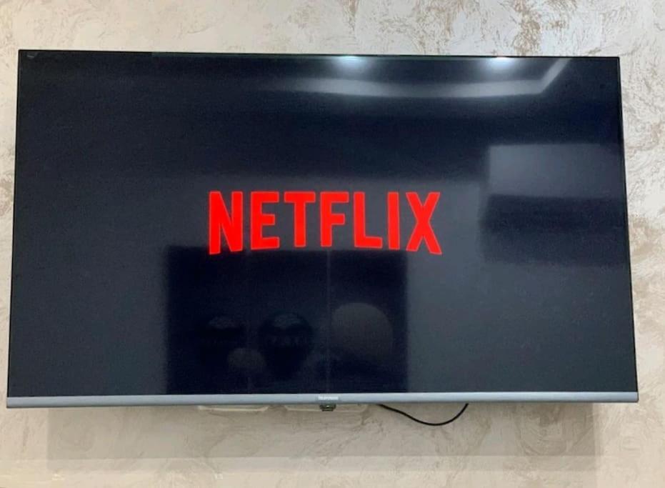 a netflix sign on the side of a television at Appartement de la joie in El Aouina