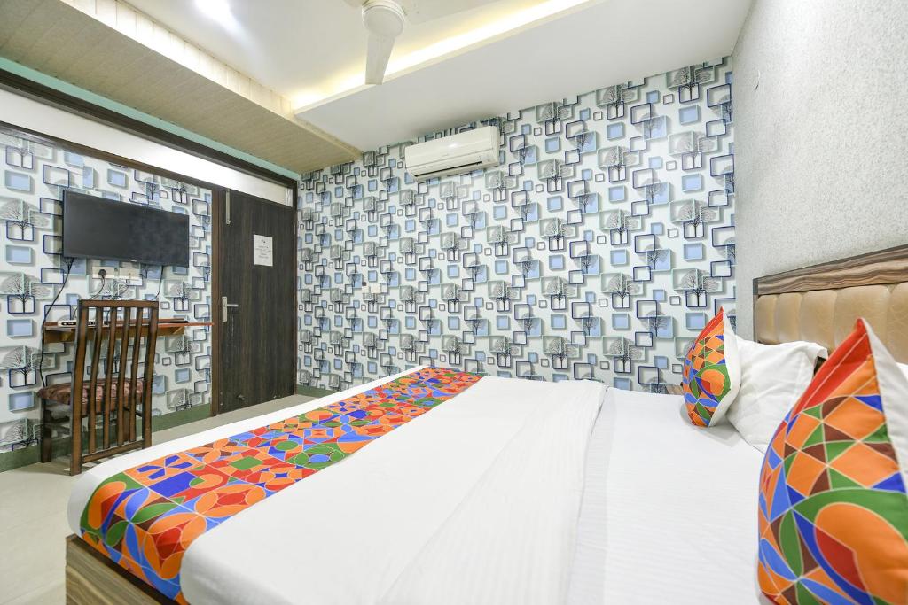 Postel nebo postele na pokoji v ubytování FabHotel Ess Pee Grand