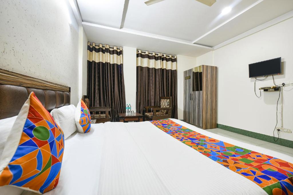 Postel nebo postele na pokoji v ubytování FabHotel Ess Pee Grand