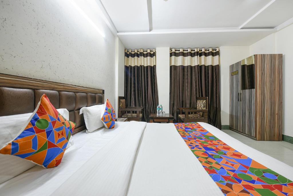 Postel nebo postele na pokoji v ubytování FabHotel Ess Pee Grand