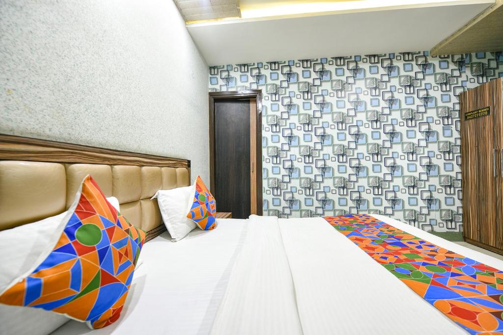 Postel nebo postele na pokoji v ubytování FabHotel Ess Pee Grand