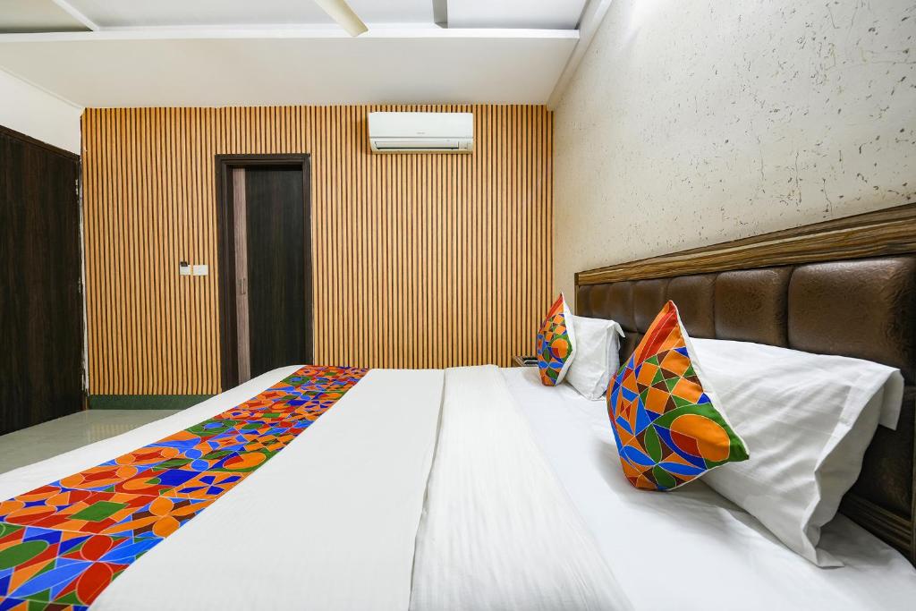 Postel nebo postele na pokoji v ubytování FabHotel Ess Pee Grand