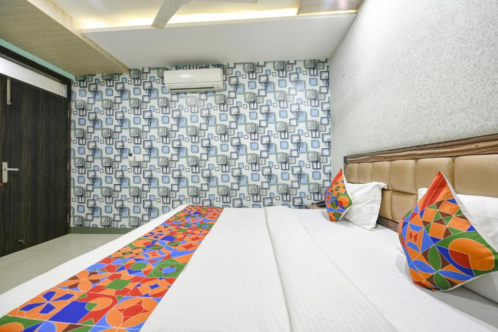 Postel nebo postele na pokoji v ubytování FabHotel Ess Pee Grand