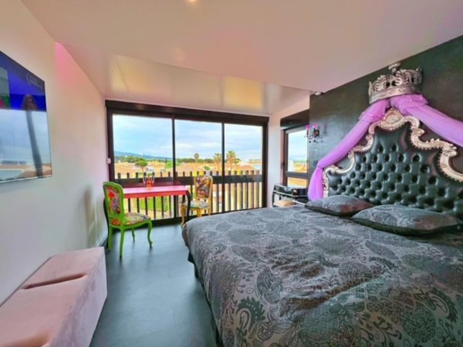 une chambre avec un grand lit et un balcon dans l'établissement Studio 317, Port Vénus au village naturiste, au Cap d'Agde