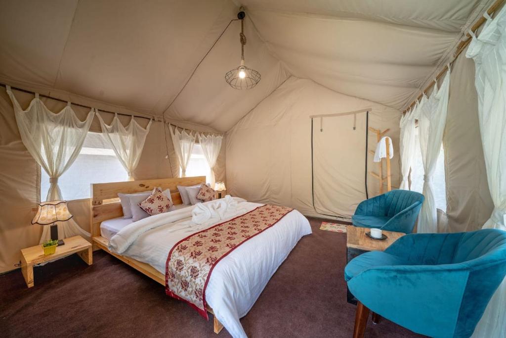 Postel nebo postele na pokoji v ubytování Escape Adventure Camps By Escape Stays, Luxury Swiss Camps by Glacier water Stream, Complimentary Bonfire, Travelers Award winner from Last 4 Years