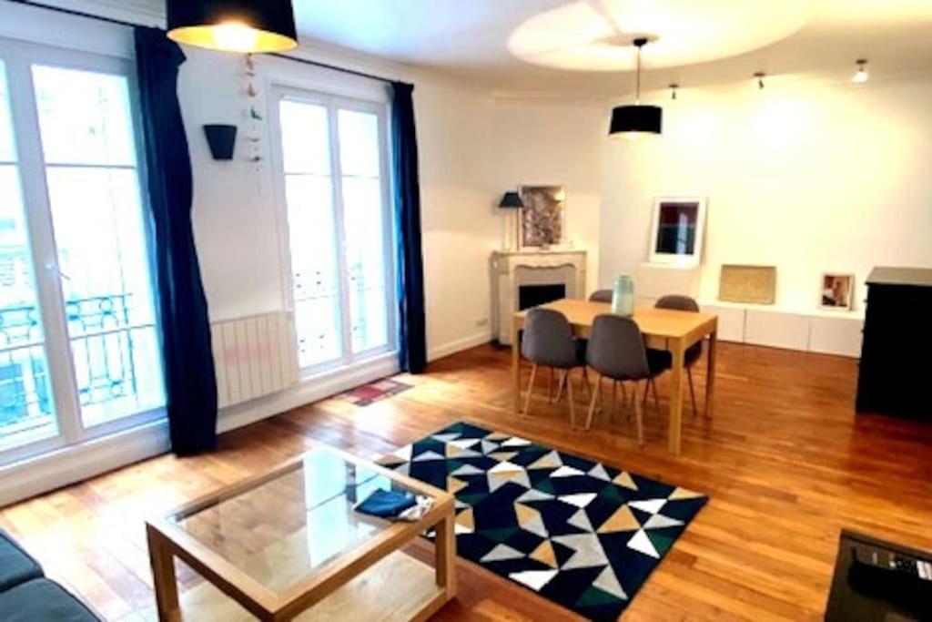 - un salon avec une table et des chaises dans l'établissement Plein cœur quartier Montorgueil, à Paris