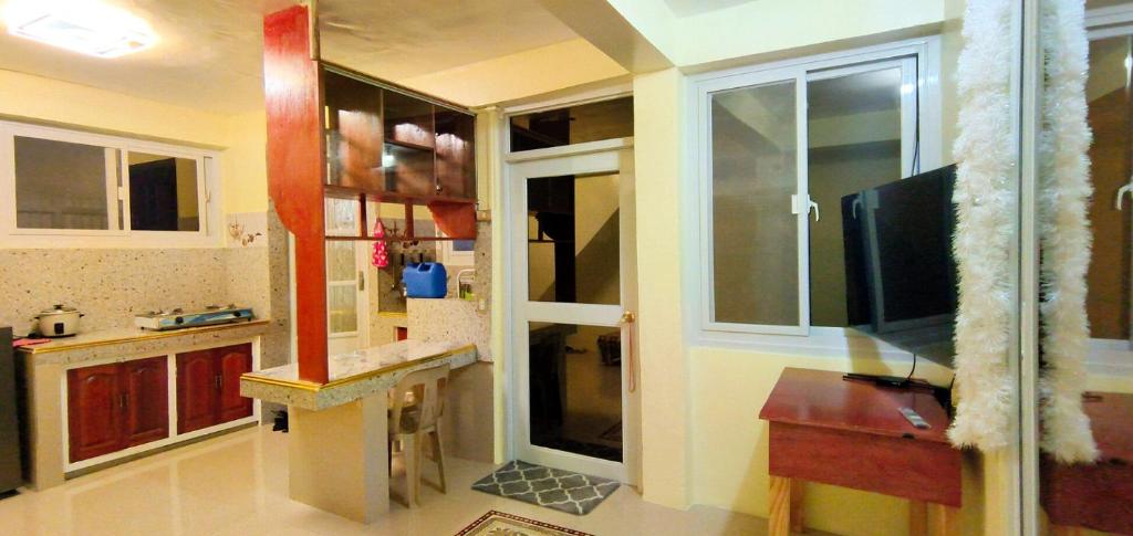 une cuisine avec un bureau et une télévision dans la chambre dans l'établissement Blue Haven Unit 3, à Baguio