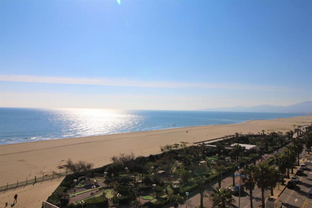 - une vue sur la plage depuis le balcon du complexe dans l'établissement Appartement 6 personnes VUE MER, à Canet