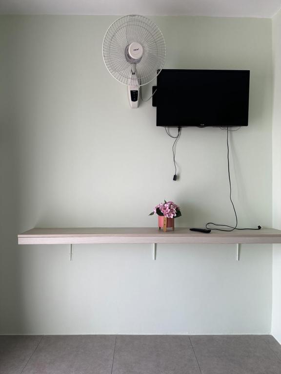 TV a/nebo společenská místnost v ubytování Ginger Sihanoukville