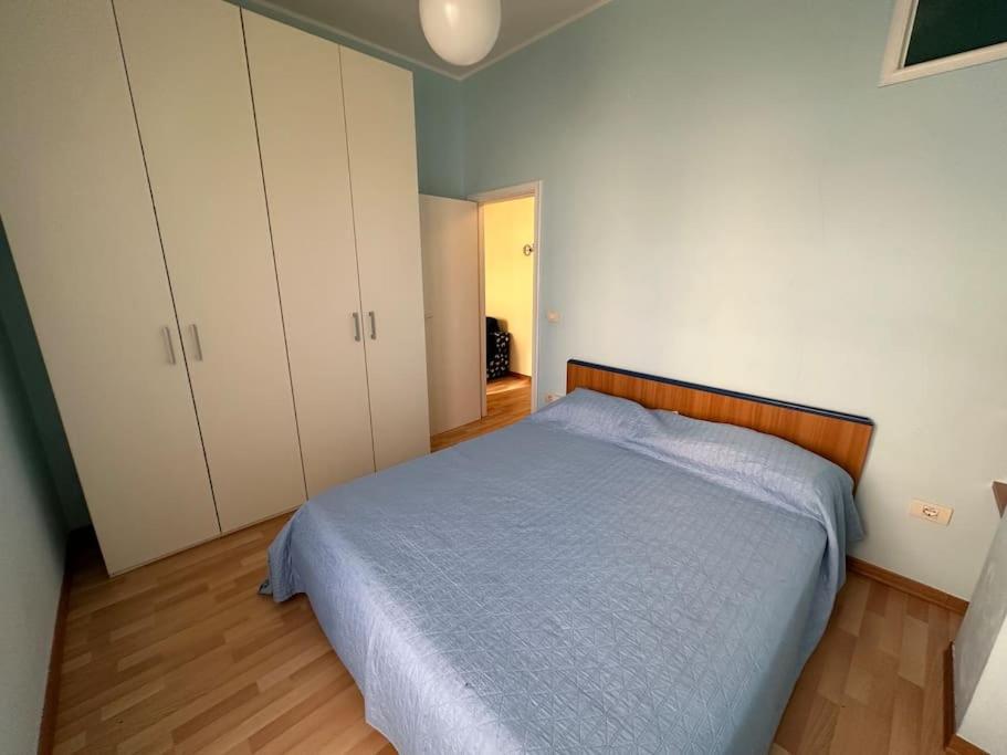 Een bed of bedden in een kamer bij Appartamento a 2 passi dal mare