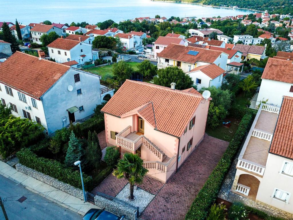 z góry widok na małe miasteczko z domami w obiekcie Apartments Irini w mieście Nijvice