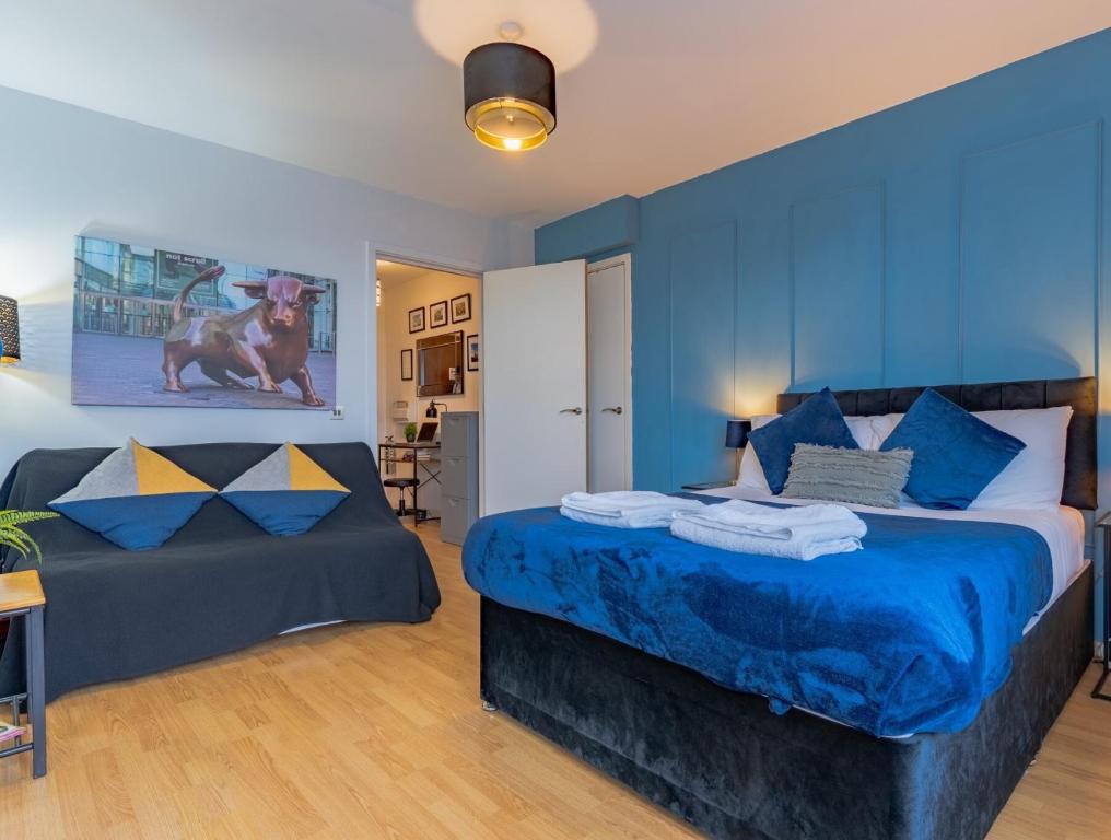 a bedroom with a large bed and a couch at City Skyline View Studio Apartment - Birmingham Central in Birmingham