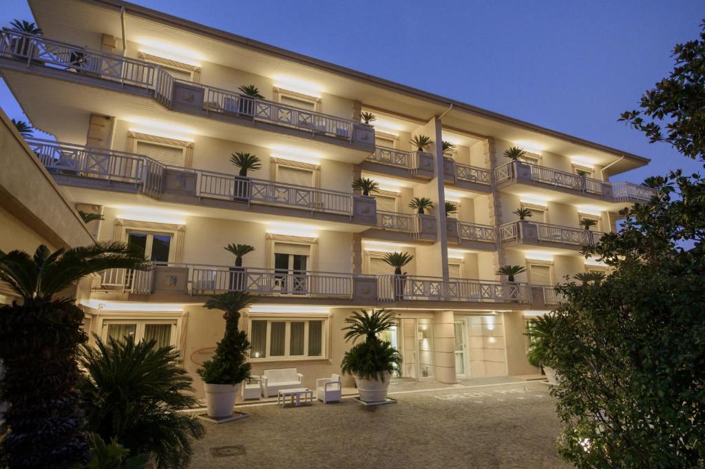 duży budynek z doniczkami przed nim w obiekcie Green Park Hotel w mieście Mercogliano
