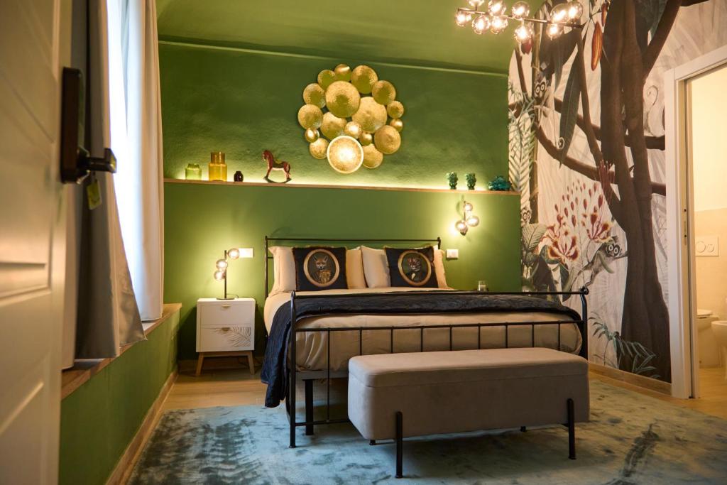sypialnia z łóżkiem i zieloną ścianą w obiekcie YOLE Affittacamere w mieście Empoli