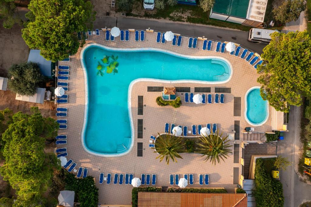 een uitzicht over een zwembad in een resort bij Campeggio Toscolano in Toscolano Maderno