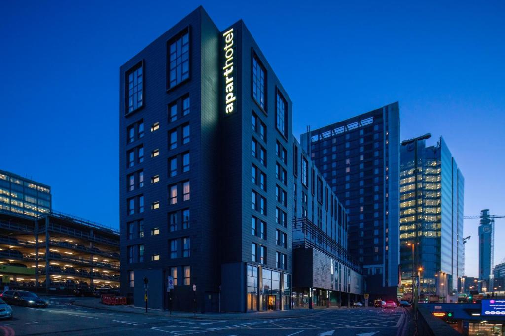 un grand bâtiment avec un panneau sur son côté dans l'établissement Aparthotel Birmingham, à Birmingham